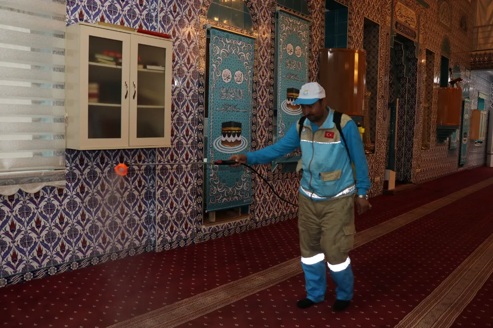 Haliliye Belediyesi camileri gül suyu ile temizledi
