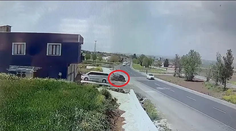 Kontrolden çıkan otomobilin kaza anı güvenlik kamerasına yansıdı