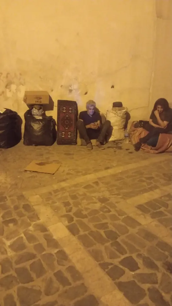 Büyükşehir Belediyesi sokakta kalan aileye sahip çıktı