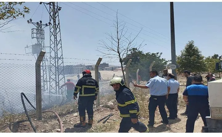 Şanlıurfa’nın Karaköprü ilçesinde Geri Dönüşüm Tesisinde yangın çıktı.