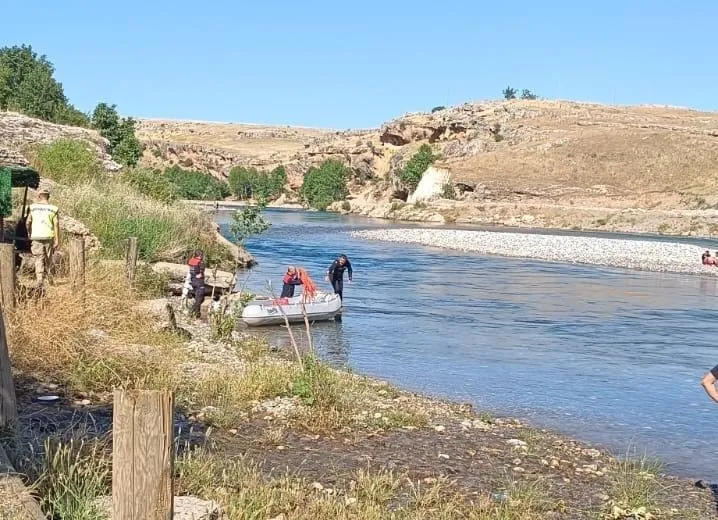 Dicle Nehri’nde mahsur kalan 4 çocuk ve genç kurtarıldı