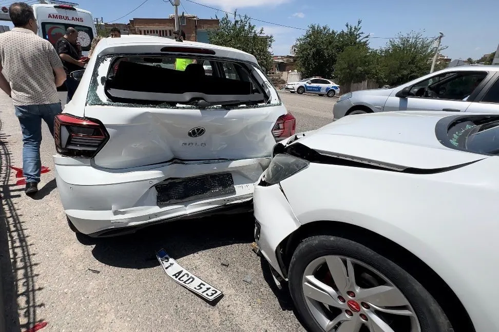3 aracın karıştığı zincirleme kazada 4 kişi yaralandı